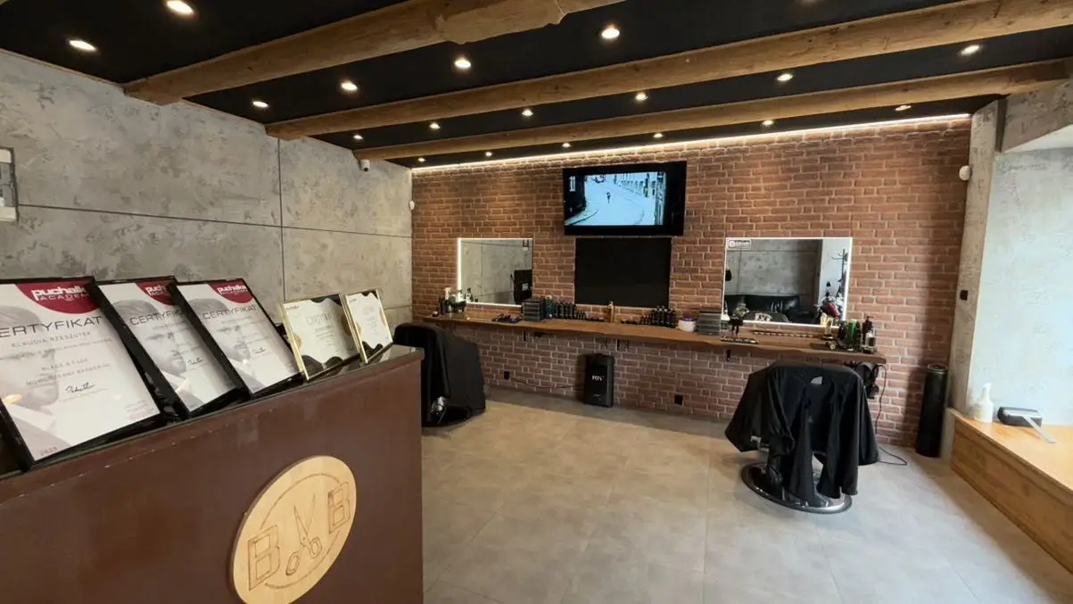 Fabryka Fryzur - detal pracy i klimat salonu
